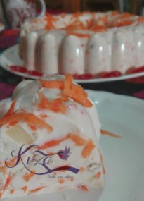 Postre de zanahoria con piña y nuez, todo hecho gelatina.